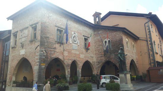 Vicino all'hotel c'è la Stautua Bronzea di Giulio Cesare